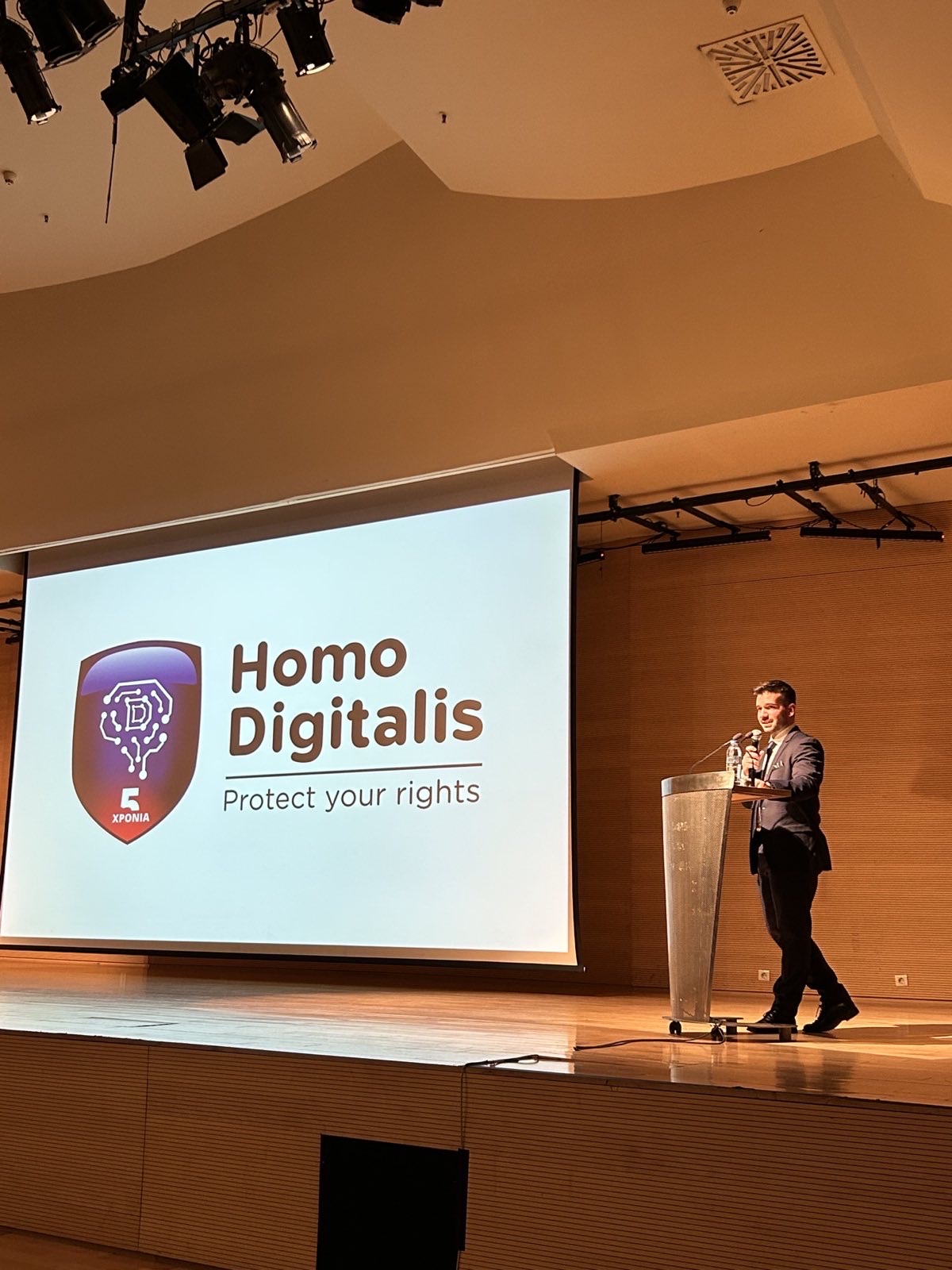 Homo Digitalis present at a conference